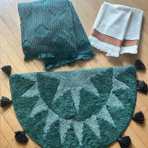 Opalhouse Jangalow Bathroom set: bath mat, two hand towels, 2 bath towels.